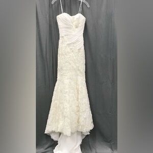 Casablanca by Enzoani Size 0 – Elegant Ivory Lace Trumpet Bridal Gown